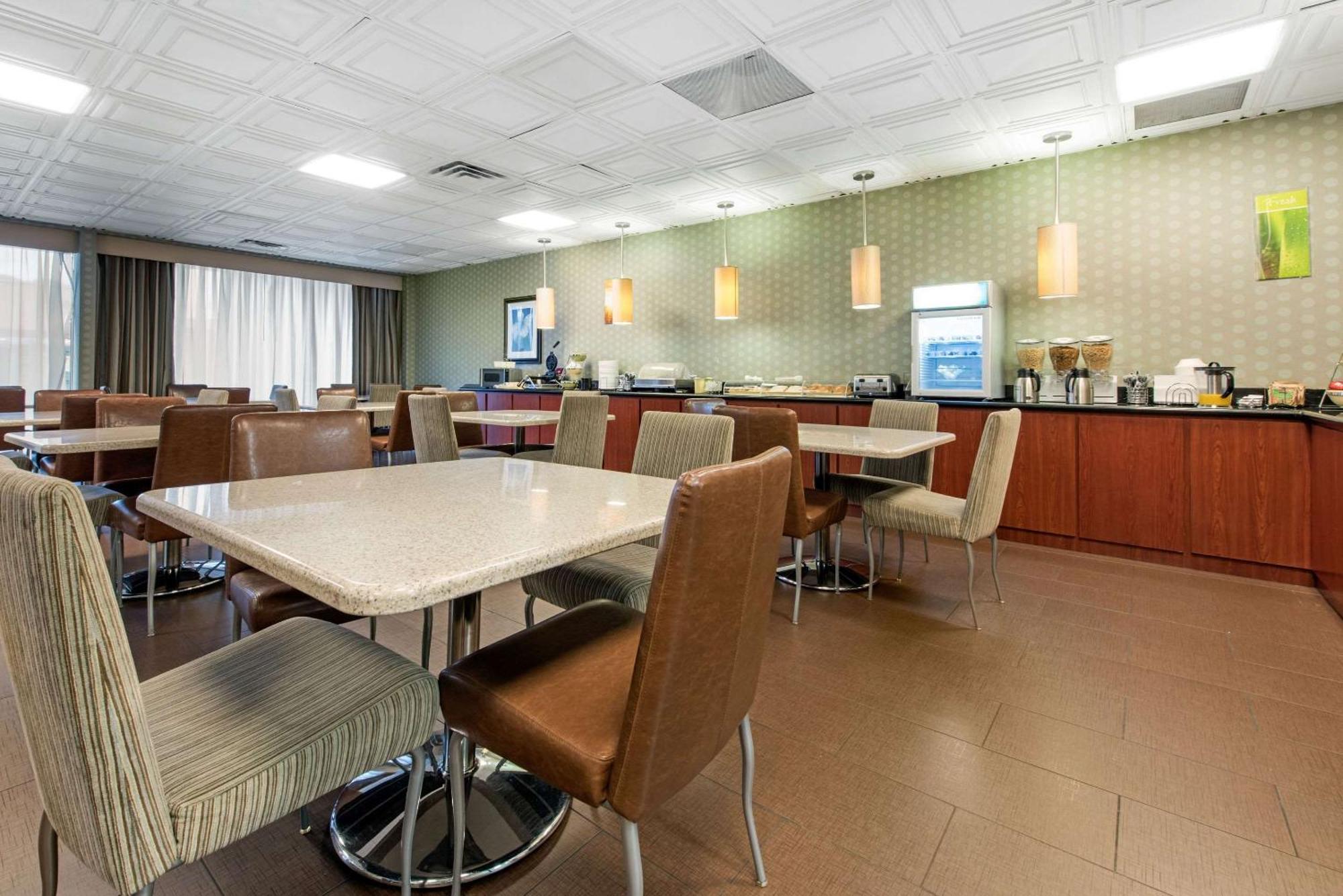 Quality Inn & Suites Charleston - Civic Center Exteriér fotografie